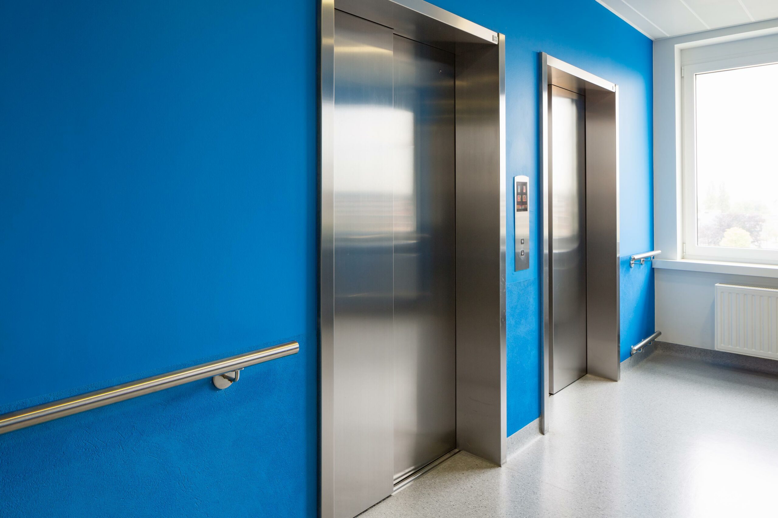 Schilderwerk binnenkant gebouw, blauwe muren