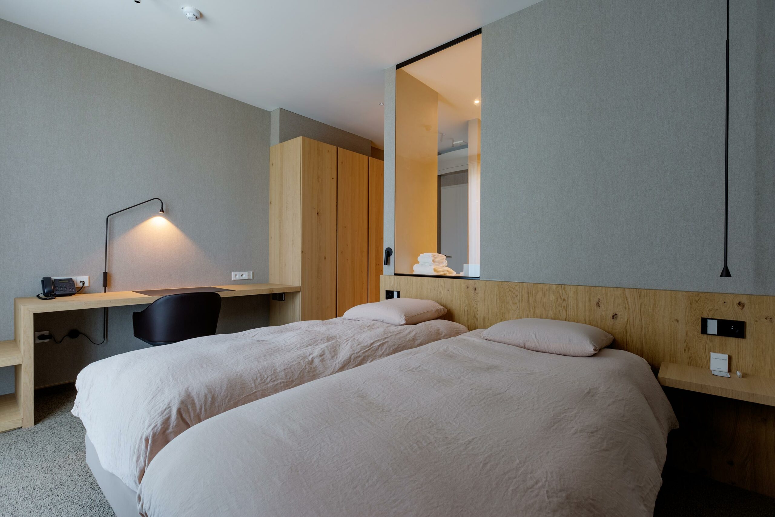 Schilderwerk hotelkamer, grijs